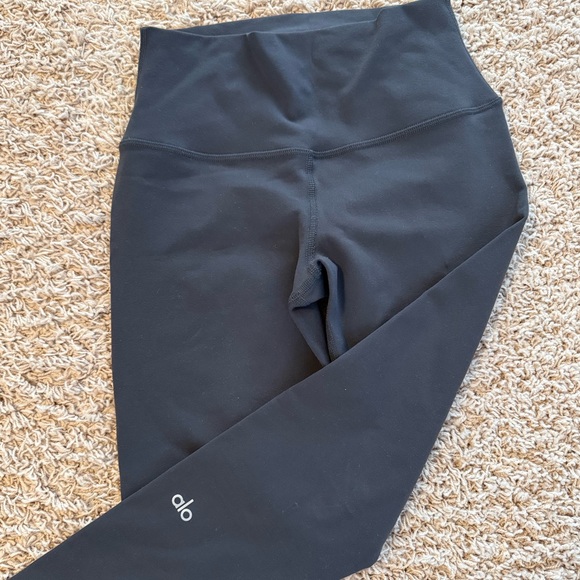 ALO Yoga High-Waist Leggings in Anthrocite (BNWOT) - Picture 2 of 4